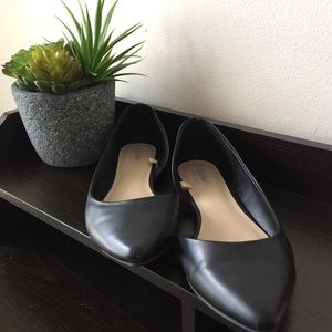 Pointed toe black flats